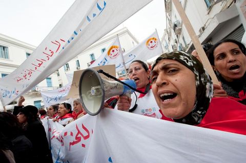 12 mars 2011 : Place Mohammed Ali les femmes se rassemblent et préparent leur marche dans le cadre de la Journée Mondiale de la Femme. Cette marche pour l'égalité et la citoyenneté des femmes est organisée par le Comité National de la Femme Travailleuse du Département Femmes, Jeunes Travailleurs et Association de l'UGTT. Au coeur de l'UGTT (Union Générale Tunisienne du Travail), siège historique de la Place Mohamed Ali à Tunis.