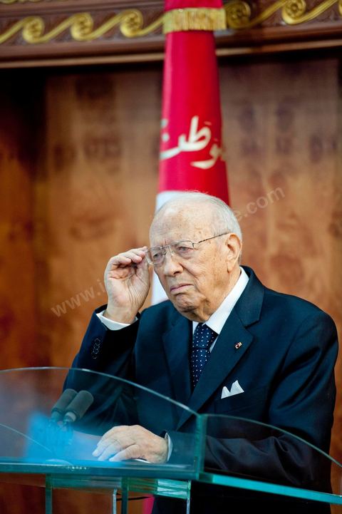 le 4 mars 2011 : au palais présidentiel de Carthage, première allocution du nouveau Premier Ministre M. Béji Caïd ESSEBSI devant les journalistes, les ministres du gouvernement et le General Ammar. Une intervention de près d'une heure où le nouveau Premier ministre tunisien a notamment accusé vendredi le président déchu Zine El Abidine Ben Ali, en fuite en Arabie saoudite, de "haute trahison". Ce délit est passible de la peine de mort.
