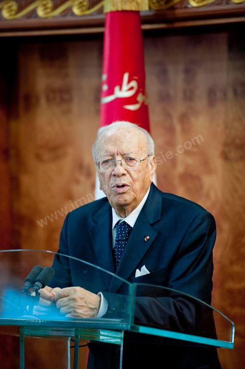 le 4 mars 2011 : au palais présidentiel de Carthage, première allocution du nouveau Premier Ministre M. Béji Caïd ESSEBSI devant les journalistes, les ministres du gouvernement et le General Ammar. Une intervention de près d'une heure où le nouveau Premier ministre tunisien a notamment accusé vendredi le président déchu Zine El Abidine Ben Ali, en fuite en Arabie saoudite, de "haute trahison". Ce délit est passible de la peine de mort.