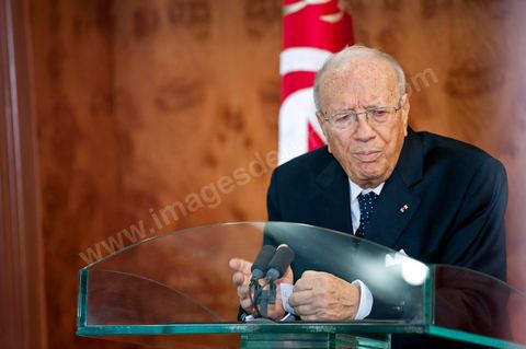 le 4 mars 2011 : au palais présidentiel de Carthage, première allocution du nouveau Premier Ministre M. Béji Caïd ESSEBSI devant les journalistes, les ministres du gouvernement et le General Ammar. Une intervention de près d'une heure où le nouveau Premier ministre tunisien a notamment accusé vendredi le président déchu Zine El Abidine Ben Ali, en fuite en Arabie saoudite, de "haute trahison". Ce délit est passible de la peine de mort.