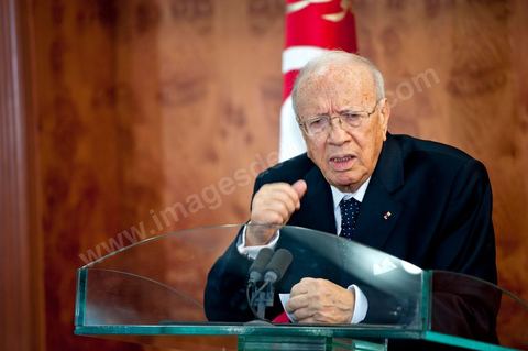 le 4 mars 2011 : au palais présidentiel de Carthage, première allocution du nouveau Premier Ministre M. Béji Caïd ESSEBSI devant les journalistes, les ministres du gouvernement et le General Ammar. Une intervention de près d'une heure où le nouveau Premier ministre tunisien a notamment accusé vendredi le président déchu Zine El Abidine Ben Ali, en fuite en Arabie saoudite, de "haute trahison". Ce délit est passible de la peine de mort.