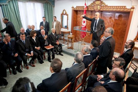 le 4 mars 2011 : Moez Sinaoui le nouveau porte parole du Gouvernement au palais présidentiel de Carthage, première allocution du nouveau Premier Ministre M. Béji Caïd ESSEBSI devant les journalistes, les ministres du gouvernement et le General Ammar. Une intervention de près d'une heure où le nouveau Premier ministre tunisien a notamment accusé vendredi le président déchu Zine El Abidine Ben Ali, en fuite en Arabie saoudite, de "haute trahison". Ce délit est passible de la peine de mort.