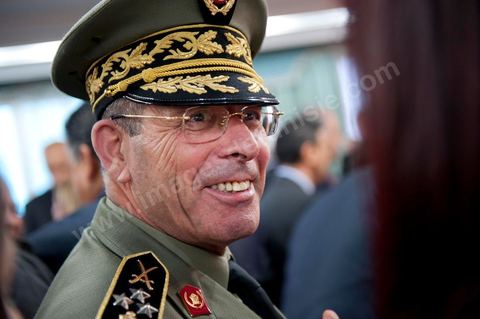 le 4 mars 2011 : Le général Rachid Ammar au palais présidentiel de Carthage, première allocution du nouveau Premier Ministre M. Béji Caïd ESSEBSI devant les journalistes, les ministres du gouvernement et le General Ammar. Une intervention de près d'une heure où le nouveau Premier ministre tunisien a notamment accusé vendredi le président déchu Zine El Abidine Ben Ali, en fuite en Arabie saoudite, de "haute trahison". Ce délit est passible de la peine de mort.