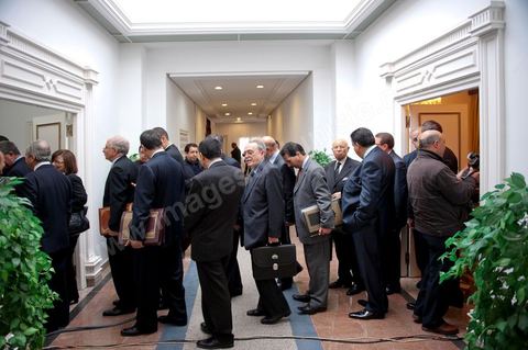 le 4 mars 2011 : entrée des ministres du gouvernement dasn la salle de conférence au palais présidentiel de Carthage, première allocution du nouveau Premier Ministre M. Béji Caïd ESSEBSI devant les journalistes, les ministres du gouvernement et le General Ammar. Une intervention de près d'une heure où le nouveau Premier ministre tunisien a notamment accusé vendredi le président déchu Zine El Abidine Ben Ali, en fuite en Arabie saoudite, de "haute trahison". Ce délit est passible de la peine de mort.