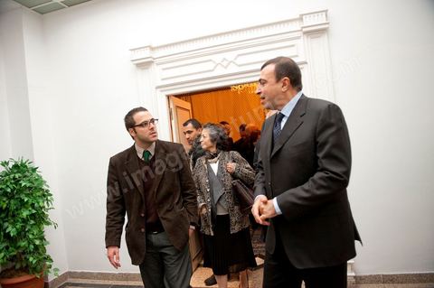 le 4 mars 2011 : les ministres Houas et Amamou au palais présidentiel de Carthage, première allocution du nouveau Premier Ministre M. Béji Caïd ESSEBSI devant les journalistes, les ministres du gouvernement et le General Ammar. Une intervention de près d'une heure où le nouveau Premier ministre tunisien a notamment accusé vendredi le président déchu Zine El Abidine Ben Ali, en fuite en Arabie saoudite, de "haute trahison". Ce délit est passible de la peine de mort.