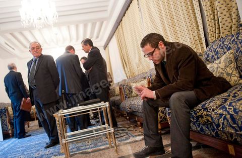 le 4 mars 2011 : Slim Amamou, scrétaire d'état à la jeunesse et ausport, twittant en attendant la conférence au palais présidentiel de Carthage, première allocution du nouveau Premier Ministre M. Béji Caïd ESSEBSI devant les journalistes, les ministres du gouvernement et le General Ammar. Une intervention de près d'une heure où le nouveau Premier ministre tunisien a notamment accusé vendredi le président déchu Zine El Abidine Ben Ali, en fuite en Arabie saoudite, de "haute trahison". Ce délit est passible de la peine de mort.