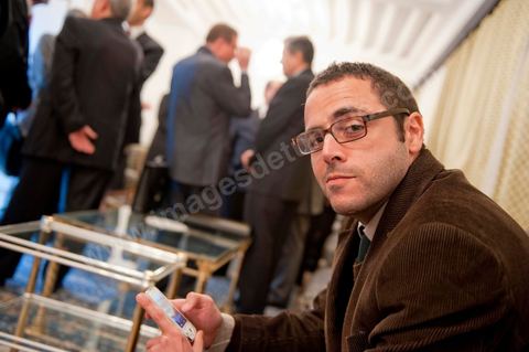le 4 mars 2011 : Slim Amamou, scrétaire d'état à la jeunesse et ausport, twittant en attendant la conférence au palais présidentiel de Carthage, première allocution du nouveau Premier Ministre M. Béji Caïd ESSEBSI devant les journalistes, les ministres du gouvernement et le General Ammar. Une intervention de près d'une heure où le nouveau Premier ministre tunisien a notamment accusé vendredi le président déchu Zine El Abidine Ben Ali, en fuite en Arabie saoudite, de "haute trahison". Ce délit est passible de la peine de mort.