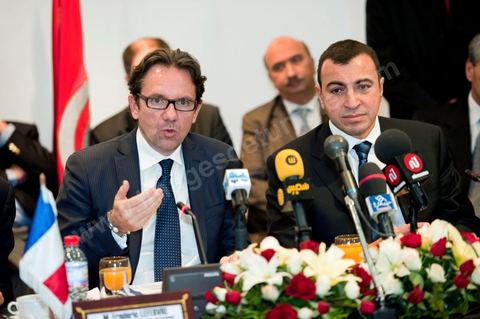 2 mars Tunis : Visite officielle de Frédéric Lefebvre, secrétaire d'État, chargé du Commerce, de l'Artisanat, des PME, du Tourisme, des services, des Professions libérales et de la Consommation. Conférence de presse au ministère du tourisme tunisien avec Mehdi Houas, ministre du Commerce et du Tourisme tunisien (à droite) et Boris Boillon ambassadeur de France en Tunisie (à gauche)