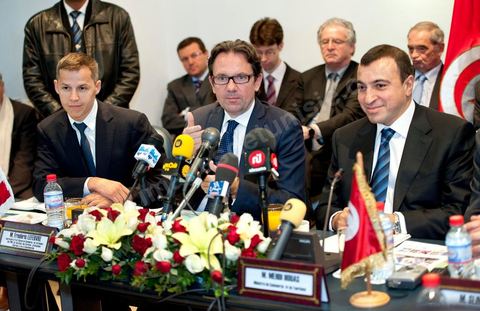 2 mars Tunis : Visite officielle de Frédéric Lefebvre, secrétaire d'État, chargé du Commerce, de l'Artisanat, des PME, du Tourisme, des services, des Professions libérales et de la Consommation. Conférence de presse au ministère du tourisme tunisien avec Mehdi Houas, ministre du Commerce et du Tourisme tunisien (à droite) et Boris Boillon ambassadeur de France en Tunisie (à gauche)