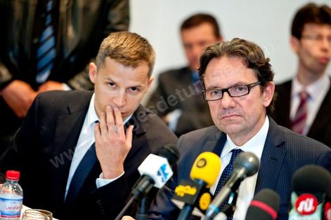 2 mars Tunis : Visite officielle de Frédéric Lefebvre, secrétaire d'État, chargé du Commerce, de l'Artisanat, des PME, du Tourisme, des services, des Professions libérales et de la Consommation. Conférence de presse au ministère du tourisme tunisien avec Mehdi Houas, ministre du Commerce et du Tourisme tunisien (à droite) et Boris Boillon ambassadeur de France en Tunisie (à gauche)