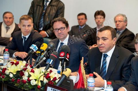 2 mars Tunis : Visite officielle de Frédéric Lefebvre, secrétaire d'État, chargé du Commerce, de l'Artisanat, des PME, du Tourisme, des services, des Professions libérales et de la Consommation. Conférence de presse au ministère du tourisme tunisien avec Mehdi Houas, ministre du Commerce et du Tourisme tunisien (à droite) et Boris Boillon ambassadeur de France en Tunisie (à gauche)