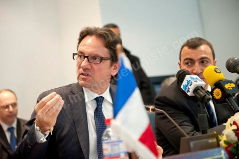 2 mars Tunis : Visite officielle de Frédéric Lefebvre, secrétaire d'État, chargé du Commerce, de l'Artisanat, des PME, du Tourisme, des services, des Professions libérales et de la Consommation. Conférence de presse au ministère du tourisme tunisien avec Mehdi Houas, ministre du Commerce et du Tourisme tunisien (à droite) et Boris Boillon ambassadeur de France en Tunisie (à gauche)