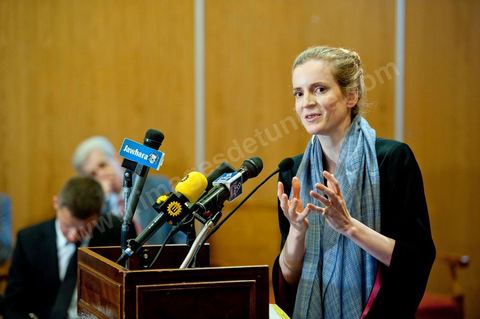 Mme Nathalie Kosciusko-Morizet, ministre française de l’Écologie, du Développement durable, des Transports et du Logement, a indiqué lors d’un point de presse tenu aujourd’hui à Tunis, que l’objectif de cette visite est d’apporter un soutien à la transition démocratique de notre pays et ce à travers des coopérations concrètes dans des domaines touchant la vie quotidienne à savoir l’énergie, le transport ou la gestion de l’eau.« Nous sommes ici aujourd’hui pour écouter nos homologues tunisiens et étudier ensemble ce qu’on peut faire pour les soutenir dans cette période de transition » a précisé le ministre française qui est venue en Tunisie dans une visite de travail accompagnée par des acteurs de terrain, susceptibles de s’engager dans des actions de coopération. « Mon émotion, est de partager ce moment historique avec le peuple tunisien » a-t-elle dit.