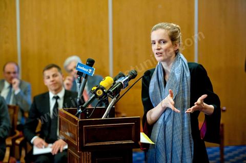 Mme Nathalie Kosciusko-Morizet, ministre française de l’Écologie, du Développement durable, des Transports et du Logement, a indiqué lors d’un point de presse tenu aujourd’hui à Tunis, que l’objectif de cette visite est d’apporter un soutien à la transition démocratique de notre pays et ce à travers des coopérations concrètes dans des domaines touchant la vie quotidienne à savoir l’énergie, le transport ou la gestion de l’eau.« Nous sommes ici aujourd’hui pour écouter nos homologues tunisiens et étudier ensemble ce qu’on peut faire pour les soutenir dans cette période de transition » a précisé le ministre française qui est venue en Tunisie dans une visite de travail accompagnée par des acteurs de terrain, susceptibles de s’engager dans des actions de coopération. « Mon émotion, est de partager ce moment historique avec le peuple tunisien » a-t-elle dit.