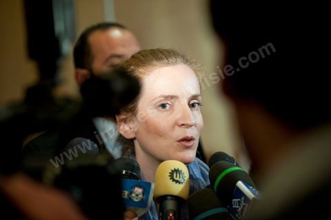 Mme Nathalie Kosciusko-Morizet, ministre française de l’Écologie, du Développement durable, des Transports et du Logement, a indiqué lors d’un point de presse tenu aujourd’hui à Tunis, que l’objectif de cette visite est d’apporter un soutien à la transition démocratique de notre pays et ce à travers des coopérations concrètes dans des domaines touchant la vie quotidienne à savoir l’énergie, le transport ou la gestion de l’eau.« Nous sommes ici aujourd’hui pour écouter nos homologues tunisiens et étudier ensemble ce qu’on peut faire pour les soutenir dans cette période de transition » a précisé le ministre française qui est venue en Tunisie dans une visite de travail accompagnée par des acteurs de terrain, susceptibles de s’engager dans des actions de coopération. « Mon émotion, est de partager ce moment historique avec le peuple tunisien » a-t-elle dit.