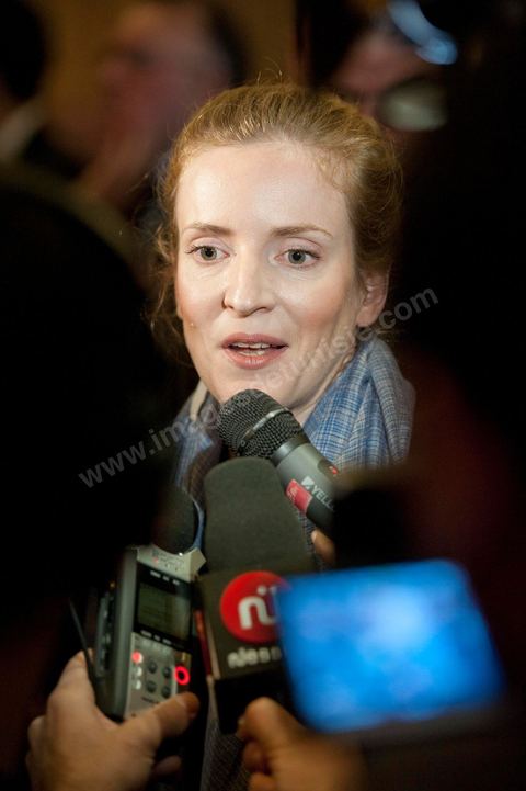 Mme Nathalie Kosciusko-Morizet, ministre française de l’Écologie, du Développement durable, des Transports et du Logement, a indiqué lors d’un point de presse tenu aujourd’hui à Tunis, que l’objectif de cette visite est d’apporter un soutien à la transition démocratique de notre pays et ce à travers des coopérations concrètes dans des domaines touchant la vie quotidienne à savoir l’énergie, le transport ou la gestion de l’eau.« Nous sommes ici aujourd’hui pour écouter nos homologues tunisiens et étudier ensemble ce qu’on peut faire pour les soutenir dans cette période de transition » a précisé le ministre française qui est venue en Tunisie dans une visite de travail accompagnée par des acteurs de terrain, susceptibles de s’engager dans des actions de coopération. « Mon émotion, est de partager ce moment historique avec le peuple tunisien » a-t-elle dit.