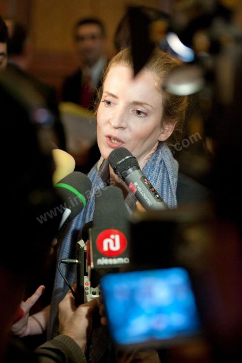 Mme Nathalie Kosciusko-Morizet, ministre française de l’Écologie, du Développement durable, des Transports et du Logement, a indiqué lors d’un point de presse tenu aujourd’hui à Tunis, que l’objectif de cette visite est d’apporter un soutien à la transition démocratique de notre pays et ce à travers des coopérations concrètes dans des domaines touchant la vie quotidienne à savoir l’énergie, le transport ou la gestion de l’eau.« Nous sommes ici aujourd’hui pour écouter nos homologues tunisiens et étudier ensemble ce qu’on peut faire pour les soutenir dans cette période de transition » a précisé le ministre française qui est venue en Tunisie dans une visite de travail accompagnée par des acteurs de terrain, susceptibles de s’engager dans des actions de coopération. « Mon émotion, est de partager ce moment historique avec le peuple tunisien » a-t-elle dit.