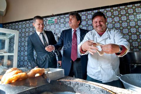 18 mars : Pierre Lellouche montre à Boris Boillon comment on prépare et mange les bombalouni au coeur du village de Sidi Bou Saïd. Après une journée de travail et de rencontres avec les membres du gouvernement tunisien, Pierre Lellouche repart sur les traces de son enfance et va faire découvrir à Boris Boillon, le nouvel ambassadeur de France, le village de Sidi Bou Saïd, son patrimoine architectural et culinaire et faire déguster les fameux Bombalouni (beignets) et thé à la menthe aux pigons du Café des Nattes. Visite de travail de Pierre Lellouche, le secrétaire d’État chargé du Commerce extérieur en Tunisie, accompagné de chefs d’entreprises. 