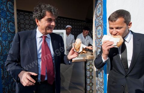 18 mars : Pierre Lellouche montre à Boris Boillon comment on prépare et mange les bombalouni au coeur du village de Sidi Bou Saïd. Après une journée de travail et de rencontres avec les membres du gouvernement tunisien, Pierre Lellouche repart sur les traces de son enfance et va faire découvrir à Boris Boillon, le nouvel ambassadeur de France, le village de Sidi Bou Saïd, son patrimoine architectural et culinaire et faire déguster les fameux Bombalouni (beignets) et thé à la menthe aux pigons du Café des Nattes. Visite de travail de Pierre Lellouche, le secrétaire d’État chargé du Commerce extérieur en Tunisie, accompagné de chefs d’entreprises. 
