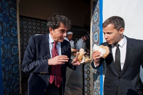 18 mars : Pierre Lellouche montre à Boris Boillon comment on prépare et mange les bombalouni au coeur du village de Sidi Bou Saïd. Après une journée de travail et de rencontres avec les membres du gouvernement tunisien, Pierre Lellouche repart sur les traces de son enfance et va faire découvrir à Boris Boillon, le nouvel ambassadeur de France, le village de Sidi Bou Saïd, son patrimoine architectural et culinaire et faire déguster les fameux Bombalouni (beignets) et thé à la menthe aux pigons du Café des Nattes. Visite de travail de Pierre Lellouche, le secrétaire d’État chargé du Commerce extérieur en Tunisie, accompagné de chefs d’entreprises. 