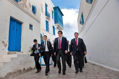 18 mars : Pierre Lellouche fait découvrir à Boris Boillon le village blanc et bleu de Sidi Bou Saïd. Après une journée de travail et de rencontres avec les membres du gouvernement tunisien, Pierre Lellouche repart sur les traces de son enfance et va faire découvrir à Boris Boillon, le nouvel ambassadeur de France, le village de Sidi Bou Saïd, son patrimoine architectural et culinaire et faire déguster les fameux Bombalouni (beignets) et thé à la menthe aux pigons du Café des Nattes. Visite de travail de Pierre Lellouche, le secrétaire d’État chargé du Commerce extérieur en Tunisie, accompagné de chefs d’entreprises. 
