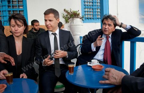 18 mars : Un thé à la menthe et pignons au Café dses Nattes de Sidi Bou SaïdAprès une journée de travail et de rencontres avec les membres du gouvernement tunisien, Pierre Lellouche repart sur les traces de son enfance et va faire découvrir à Boris Boillon, le nouvel ambassadeur de France, le village de Sidi Bou Saïd, son patrimoine architectural et culinaire et faire déguster les fameux Bombalouni (beignets) et thé à la menthe aux pigons du Café des Nattes. Visite de travail de Pierre Lellouche, le secrétaire d’État chargé du Commerce extérieur en Tunisie, accompagné de chefs d’entreprises. 