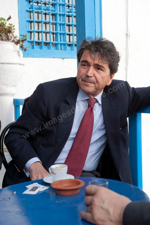 18 mars : Après une journée de travail et de rencontres avec les membres du gouvernement tunisien, Pierre Lellouche repart sur les traces de son enfance et va faire découvrir à Boris Boillon, le nouvel ambassadeur de France, le village de Sidi Bou Saïd, son patrimoine architectural et culinaire et faire déguster les fameux Bombalouni (beignets) et thé à la menthe aux pigons du Café des Nattes. Visite de travail de Pierre Lellouche, le secrétaire d’État chargé du Commerce extérieur en Tunisie, accompagné de chefs d’entreprises. 