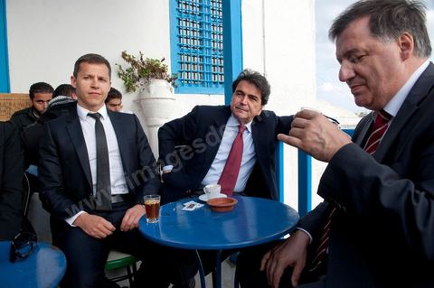 18 mars : Après une journée de travail et de rencontres avec les membres du gouvernement tunisien, Pierre Lellouche repart sur les traces de son enfance et va faire découvrir à Boris Boillon, le nouvel ambassadeur de France, le village de Sidi Bou Saïd, son patrimoine architectural et culinaire et faire déguster les fameux Bombalouni (beignets) et thé à la menthe aux pigons du Café des Nattes. Visite de travail de Pierre Lellouche, le secrétaire d’État chargé du Commerce extérieur en Tunisie, accompagné de chefs d’entreprises. 