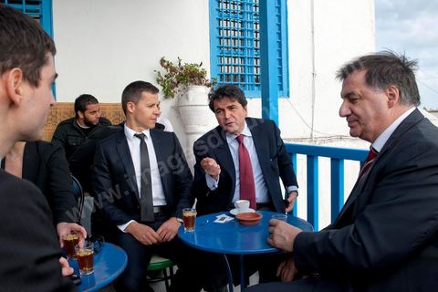 18 mars : Après une journée de travail et de rencontres avec les membres du gouvernement tunisien, Pierre Lellouche repart sur les traces de son enfance et va faire découvrir à Boris Boillon, le nouvel ambassadeur de France, le village de Sidi Bou Saïd, son patrimoine architectural et culinaire et faire déguster les fameux Bombalouni (beignets) et thé à la menthe aux pigons du Café des Nattes. Visite de travail de Pierre Lellouche, le secrétaire d’État chargé du Commerce extérieur en Tunisie, accompagné de chefs d’entreprises. 