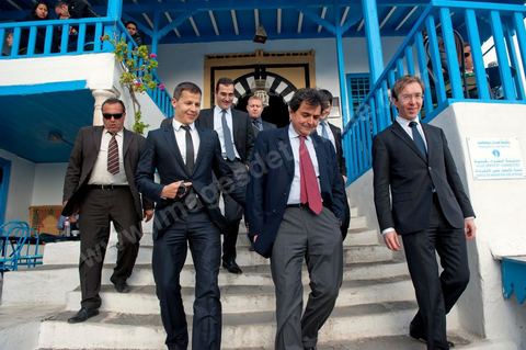 18 mars : Après une journée de travail et de rencontres avec les membres du gouvernement tunisien, Pierre Lellouche repart sur les traces de son enfance et va faire découvrir à Boris Boillon, le nouvel ambassadeur de France, le village de Sidi Bou Saïd, son patrimoine architectural et culinaire et faire déguster les fameux Bombalouni (beignets) et thé à la menthe aux pigons du Café des Nattes. Visite de travail de Pierre Lellouche, le secrétaire d’État chargé du Commerce extérieur en Tunisie, accompagné de chefs d’entreprises. 