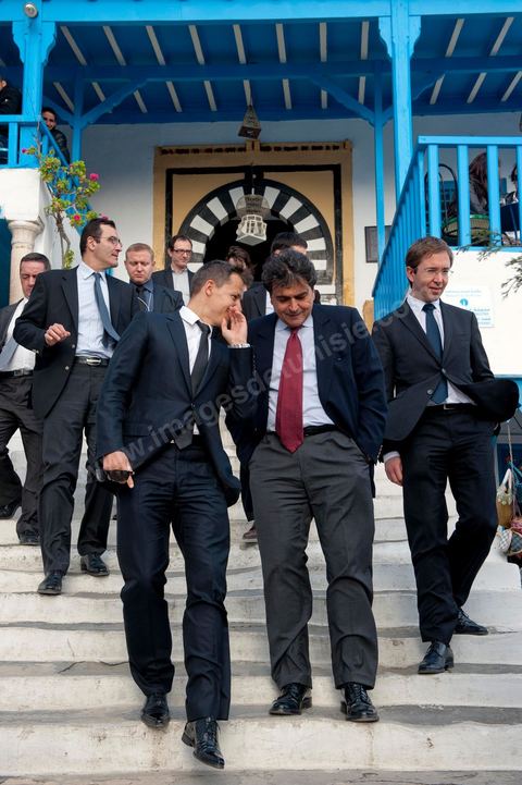 18 mars : Après une journée de travail et de rencontres avec les membres du gouvernement tunisien, Pierre Lellouche repart sur les traces de son enfance et va faire découvrir à Boris Boillon, le nouvel ambassadeur de France, le village de Sidi Bou Saïd, son patrimoine architectural et culinaire et faire déguster les fameux Bombalouni (beignets) et thé à la menthe aux pigons du Café des Nattes. Visite de travail de Pierre Lellouche, le secrétaire d’État chargé du Commerce extérieur en Tunisie, accompagné de chefs d’entreprises. 