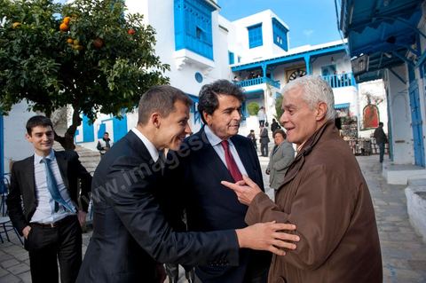 18 mars : Pierre Lellouche fait découvrir à Boris Boillon le village blanc et bleu de Sidi Bou Saïd. Après une journée de travail et de rencontres avec les membres du gouvernement tunisien, Pierre Lellouche repart sur les traces de son enfance et va faire découvrir à Boris Boillon, le nouvel ambassadeur de France, le village de Sidi Bou Saïd, son patrimoine architectural et culinaire et faire déguster les fameux Bombalouni (beignets) et thé à la menthe aux pigons du Café des Nattes. Visite de travail de Pierre Lellouche, le secrétaire d’État chargé du Commerce extérieur en Tunisie, accompagné de chefs d’entreprises. 