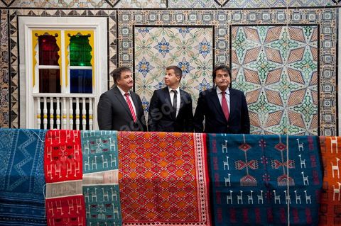 18 mars : Pierre Lellouche fait découvrir à Boris Boillon le village blanc et bleu de Sidi Bou Saïd. Après une journée de travail et de rencontres avec les membres du gouvernement tunisien, Pierre Lellouche repart sur les traces de son enfance et va faire découvrir à Boris Boillon, le nouvel ambassadeur de France, le village de Sidi Bou Saïd, son patrimoine architectural et culinaire et faire déguster les fameux Bombalouni (beignets) et thé à la menthe aux pigons du Café des Nattes. Visite de travail de Pierre Lellouche, le secrétaire d’État chargé du Commerce extérieur en Tunisie, accompagné de chefs d’entreprises. 