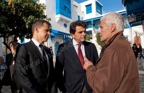 18 mars : Pierre Lellouche fait découvrir à Boris Boillon le village blanc et bleu de Sidi Bou Saïd. Après une journée de travail et de rencontres avec les membres du gouvernement tunisien, Pierre Lellouche repart sur les traces de son enfance et va faire découvrir à Boris Boillon, le nouvel ambassadeur de France, le village de Sidi Bou Saïd, son patrimoine architectural et culinaire et faire déguster les fameux Bombalouni (beignets) et thé à la menthe aux pigons du Café des Nattes. Visite de travail de Pierre Lellouche, le secrétaire d’État chargé du Commerce extérieur en Tunisie, accompagné de chefs d’entreprises. 
