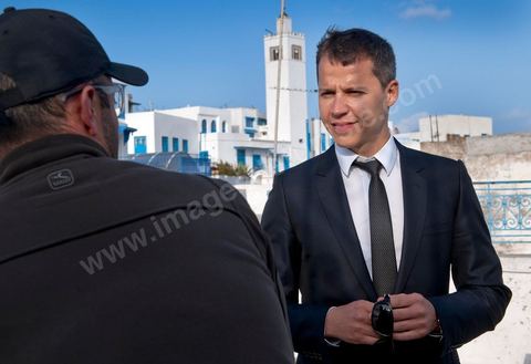18 mars : Pierre Lellouche fait découvrir à Boris Boillon le village blanc et bleu de Sidi Bou Saïd. Après une journée de travail et de rencontres avec les membres du gouvernement tunisien, Pierre Lellouche repart sur les traces de son enfance et va faire découvrir à Boris Boillon, le nouvel ambassadeur de France, le village de Sidi Bou Saïd, son patrimoine architectural et culinaire et faire déguster les fameux Bombalouni (beignets) et thé à la menthe aux pigons du Café des Nattes. Visite de travail de Pierre Lellouche, le secrétaire d’État chargé du Commerce extérieur en Tunisie, accompagné de chefs d’entreprises. 