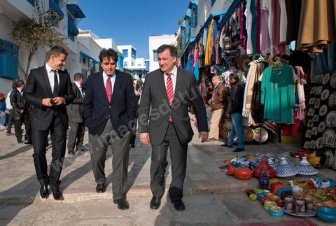 18 mars : Pierre Lellouche fait découvrir à Boris Boillon le village blanc et bleu de Sidi Bou Saïd. Après une journée de travail et de rencontres avec les membres du gouvernement tunisien, Pierre Lellouche repart sur les traces de son enfance et va faire découvrir à Boris Boillon, le nouvel ambassadeur de France, le village de Sidi Bou Saïd, son patrimoine architectural et culinaire et faire déguster les fameux Bombalouni (beignets) et thé à la menthe aux pigons du Café des Nattes. Visite de travail de Pierre Lellouche, le secrétaire d’État chargé du Commerce extérieur en Tunisie, accompagné de chefs d’entreprises. 