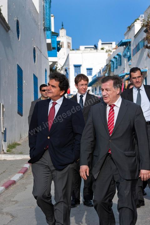 18 mars : Pierre Lellouche fait découvrir à Boris Boillon le village blanc et bleu de Sidi Bou Saïd. Après une journée de travail et de rencontres avec les membres du gouvernement tunisien, Pierre Lellouche repart sur les traces de son enfance et va faire découvrir à Boris Boillon, le nouvel ambassadeur de France, le village de Sidi Bou Saïd, son patrimoine architectural et culinaire et faire déguster les fameux Bombalouni (beignets) et thé à la menthe aux pigons du Café des Nattes. Visite de travail de Pierre Lellouche, le secrétaire d’État chargé du Commerce extérieur en Tunisie, accompagné de chefs d’entreprises. 
