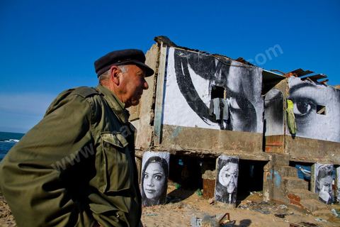 Opération artistique photo dirigé par le photographe JR en Tunisie, ici su rla plage de La Marsa, accrochage de photos d'anonyme sur les baraques de pêcheurs dans de la cadre de l'opération Artocratie en Tunisie sous la direction du photographe JR