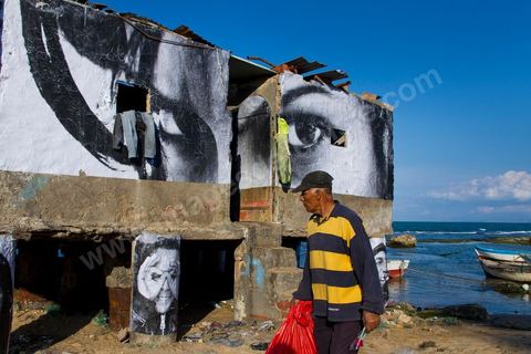 Opération artistique photo dirigé par le photographe JR en Tunisie, ici su rla plage de La Marsa, accrochage de photos d'anonyme sur les baraques de pêcheurs dans de la cadre de l'opération Artocratie en Tunisie sous la direction du photographe JR