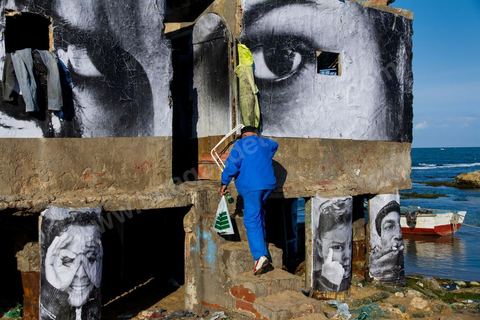 Opération artistique photo dirigé par le photographe JR en Tunisie, ici su rla plage de La Marsa, accrochage de photos d'anonyme sur les baraques de pêcheurs dans de la cadre de l'opération Artocratie en Tunisie sous la direction du photographe JR