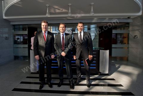 Visite de Eric Besson, ministre chargé de l'Industrie, de l'Énergie et de l'Économie numérique, au Technocentre de Telnet aux Berges du Lac à Tunis en compagnie de Boris Boillon, Ambassadeur de France en Tunisie et M. Mohamed Frikha, PDG de Telnet. TELNET un groupe de sociétés tunisien spécialisé dans le conseil dans l'innovation et les hautes technologies. Crée en 1994, TELNET est rapidement devenu leader dans son cœur de métier à l’échelle nationale dans les secteurs d'activités du Transport & Automotive, Défense & Avionique, Sécurité & carte à puce, Industrie, Systèmes d’information.