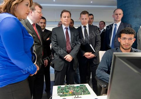Visite de Eric Besson, ministre chargé de l'Industrie, de l'Énergie et de l'Économie numérique, au Technocentre de Telnet aux Berges du Lac à Tunis en compagnie de Boris Boillon, Ambassadeur de France en Tunisie et M. Mohamed Frikha, PDG de Telnet. TELNET un groupe de sociétés tunisien spécialisé dans le conseil dans l'innovation et les hautes technologies. Crée en 1994, TELNET est rapidement devenu leader dans son cœur de métier à l’échelle nationale dans les secteurs d'activités du Transport & Automotive, Défense & Avionique, Sécurité & carte à puce, Industrie, Systèmes d’information.