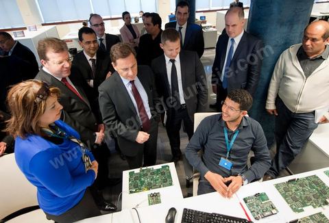 Visite de Eric Besson, ministre chargé de l'Industrie, de l'Énergie et de l'Économie numérique, au Technocentre de Telnet aux Berges du Lac à Tunis en compagnie de Boris Boillon, Ambassadeur de France en Tunisie et M. Mohamed Frikha, PDG de Telnet. TELNET un groupe de sociétés tunisien spécialisé dans le conseil dans l'innovation et les hautes technologies. Crée en 1994, TELNET est rapidement devenu leader dans son cœur de métier à l’échelle nationale dans les secteurs d'activités du Transport & Automotive, Défense & Avionique, Sécurité & carte à puce, Industrie, Systèmes d’information.