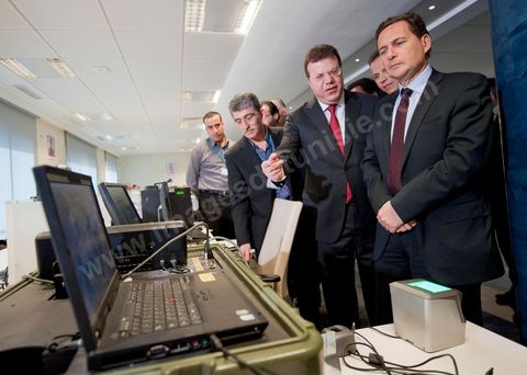 Visite de Eric Besson, ministre chargé de l'Industrie, de l'Énergie et de l'Économie numérique, au Technocentre de Telnet aux Berges du Lac à Tunis en compagnie de Boris Boillon, Ambassadeur de France en Tunisie et M. Mohamed Frikha, PDG de Telnet. TELNET un groupe de sociétés tunisien spécialisé dans le conseil dans l'innovation et les hautes technologies. Crée en 1994, TELNET est rapidement devenu leader dans son cœur de métier à l’échelle nationale dans les secteurs d'activités du Transport & Automotive, Défense & Avionique, Sécurité & carte à puce, Industrie, Systèmes d’information.