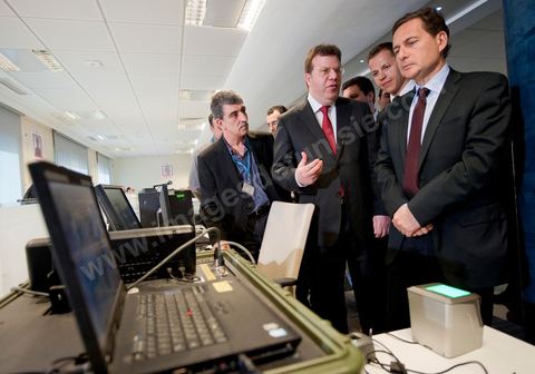 Visite de Eric Besson, ministre chargé de l'Industrie, de l'Énergie et de l'Économie numérique, au Technocentre de Telnet aux Berges du Lac à Tunis en compagnie de Boris Boillon, Ambassadeur de France en Tunisie et M. Mohamed Frikha, PDG de Telnet. TELNET un groupe de sociétés tunisien spécialisé dans le conseil dans l'innovation et les hautes technologies. Crée en 1994, TELNET est rapidement devenu leader dans son cœur de métier à l’échelle nationale dans les secteurs d'activités du Transport & Automotive, Défense & Avionique, Sécurité & carte à puce, Industrie, Systèmes d’information.