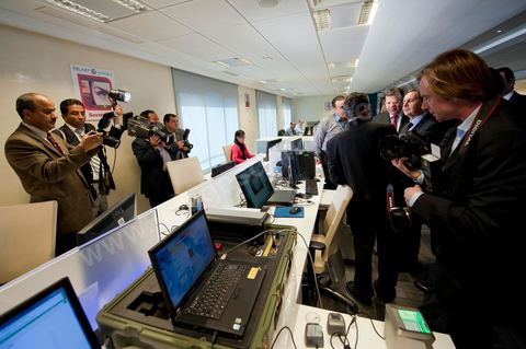 Visite de Eric Besson, ministre chargé de l'Industrie, de l'Énergie et de l'Économie numérique, au Technocentre de Telnet aux Berges du Lac à Tunis en compagnie de Boris Boillon, Ambassadeur de France en Tunisie et M. Mohamed Frikha, PDG de Telnet. TELNET un groupe de sociétés tunisien spécialisé dans le conseil dans l'innovation et les hautes technologies. Crée en 1994, TELNET est rapidement devenu leader dans son cœur de métier à l’échelle nationale dans les secteurs d'activités du Transport & Automotive, Défense & Avionique, Sécurité & carte à puce, Industrie, Systèmes d’information.