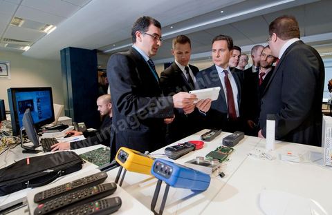 Visite de Eric Besson, ministre chargé de l'Industrie, de l'Énergie et de l'Économie numérique, au Technocentre de Telnet aux Berges du Lac à Tunis en compagnie de Boris Boillon, Ambassadeur de France en Tunisie et M. Mohamed Frikha, PDG de Telnet. TELNET un groupe de sociétés tunisien spécialisé dans le conseil dans l'innovation et les hautes technologies. Crée en 1994, TELNET est rapidement devenu leader dans son cœur de métier à l’échelle nationale dans les secteurs d'activités du Transport & Automotive, Défense & Avionique, Sécurité & carte à puce, Industrie, Systèmes d’information.