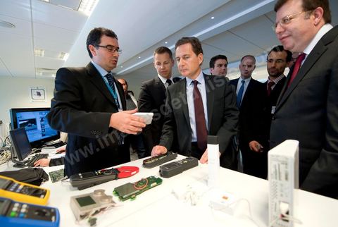 Visite de Eric Besson, ministre chargé de l'Industrie, de l'Énergie et de l'Économie numérique, au Technocentre de Telnet aux Berges du Lac à Tunis en compagnie de Boris Boillon, Ambassadeur de France en Tunisie et M. Mohamed Frikha, PDG de Telnet. TELNET un groupe de sociétés tunisien spécialisé dans le conseil dans l'innovation et les hautes technologies. Crée en 1994, TELNET est rapidement devenu leader dans son cœur de métier à l’échelle nationale dans les secteurs d'activités du Transport & Automotive, Défense & Avionique, Sécurité & carte à puce, Industrie, Systèmes d’information.