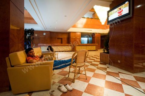 Occupation depuis le 14 février de l'Hotel Africa par une soixantaine d'employés depuis la fermeture de l'hôtel par la direction. La revendication porte principalement sur la titularisation des employés de plus de 4 ans et les indémnités de départs pour les autres. Ils occupent jour et nuit l'hôtel dormant dans le hall de réception.