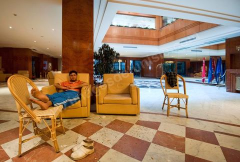 Occupation depuis le 14 février de l'Hotel Africa par une soixantaine d'employés depuis la fermeture de l'hôtel par la direction. La revendication porte principalement sur la titularisation des employés de plus de 4 ans et les indémnités de départs pour les autres. Ils occupent jour et nuit l'hôtel dormant dans le hall de réception.